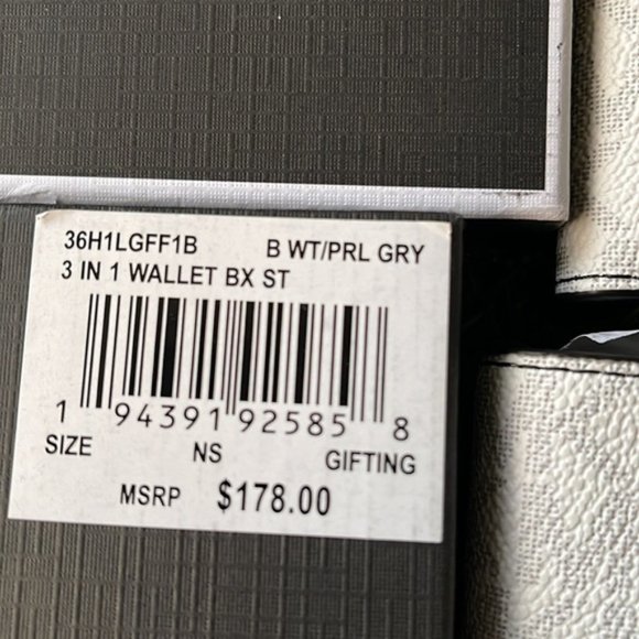 Michael Kors Boxed Signature 3 in 1 Bifold Wallet In White / Pearl Grey - Picture 8 of 12